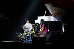 Ayu Cornelia looking for Adi Utarini on bike friday